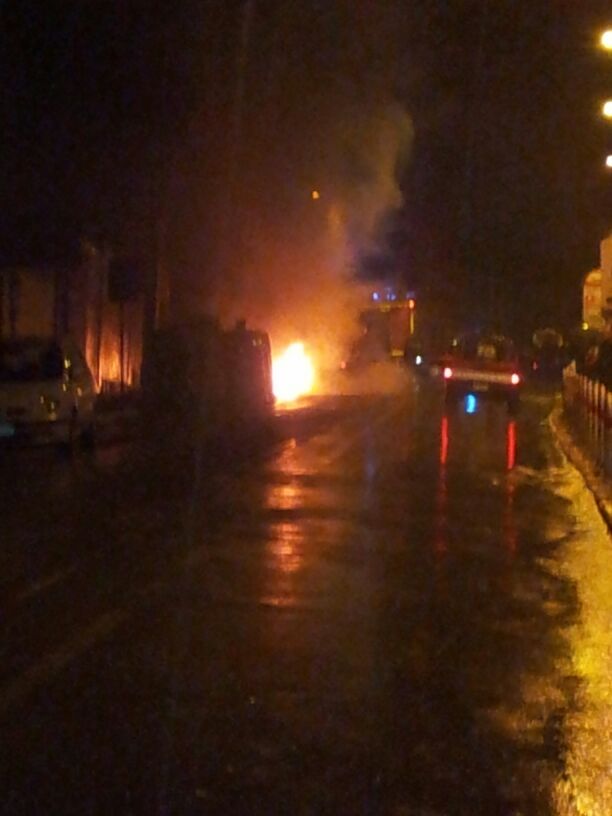 Tivoli, via Tiburtina bloccata da una vettura in fiamme