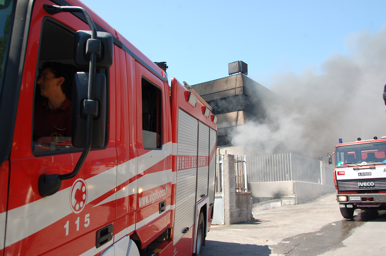 Incendio in un capannone a Guidonia, visibile da chilometri il fumo
