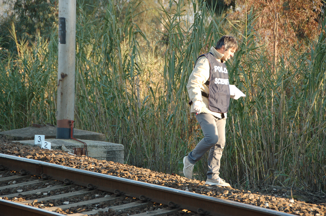Tragedia sulla ferrovia, è giallo. Sconosciuta l’identità e si pensa al suicidio