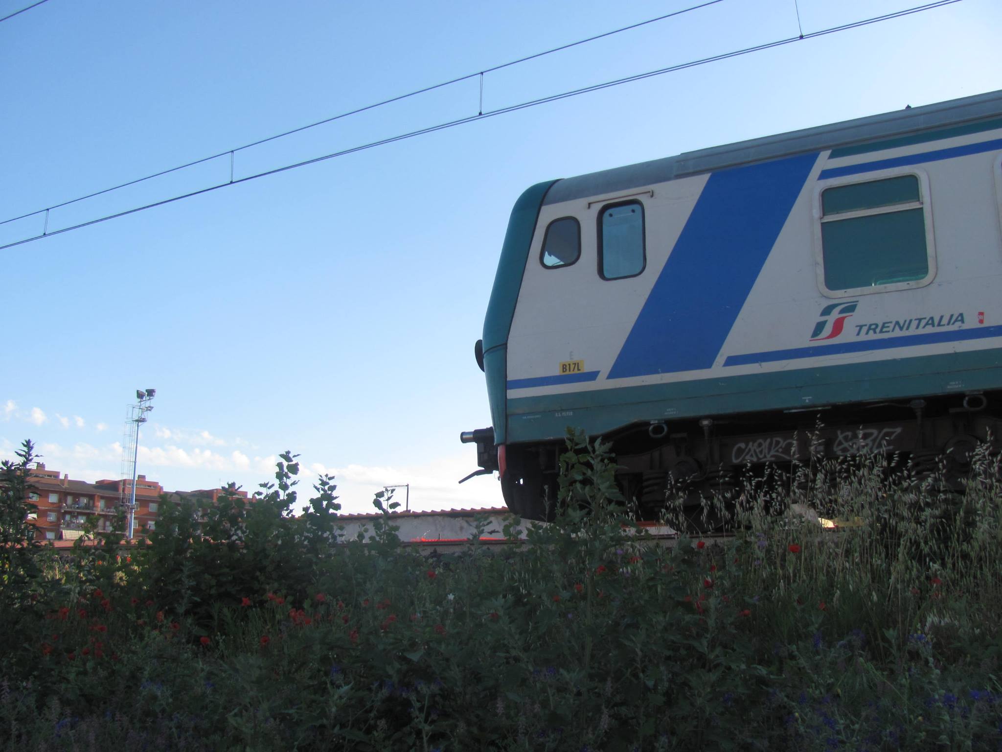 Tragedia a Villalba, per spegnere un incendio finisce investito sui binari
