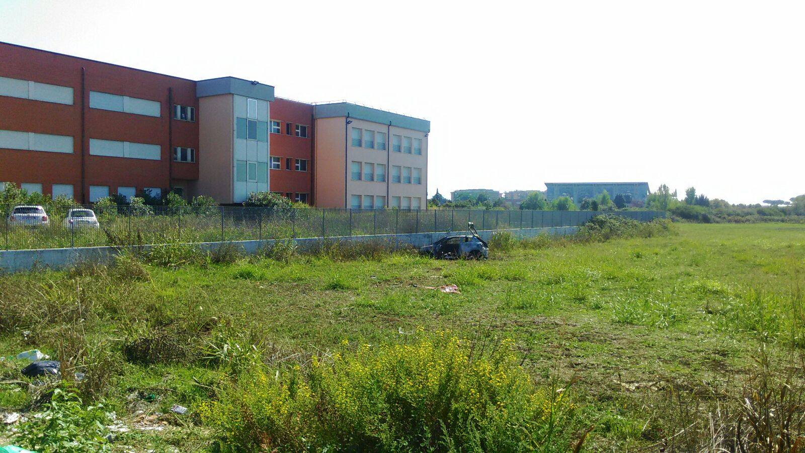 Auto in fiamme a Guidonia, tre poliziotti feriti per salvare il conducente