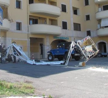 Si ribalta gru elevatore, operaio 42enne in prognosi riservata