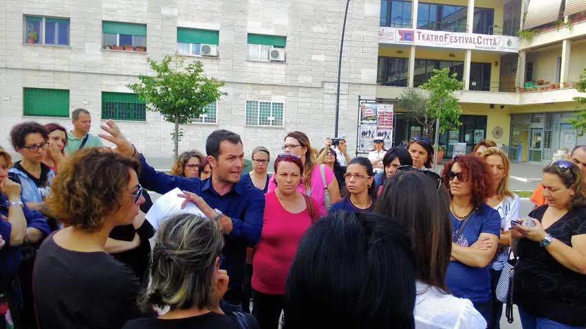 La mensa costa cara, protesta in piazza delle mamme