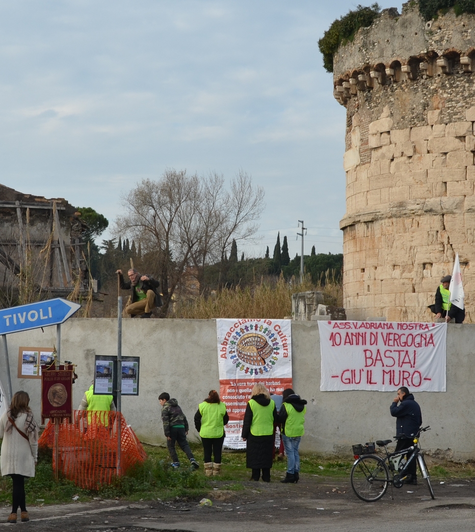# NL Cronaca “Dieci anni di vergogna”, la protesta per difendere il Mausoleo dei Plautii