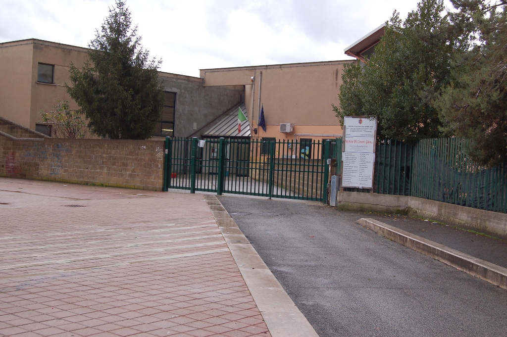 Scuola chiusa e caccia al topo alla materna di via Palermo, a pulire anche le maestre che hanno imbracciato  “guanti e detersivi”