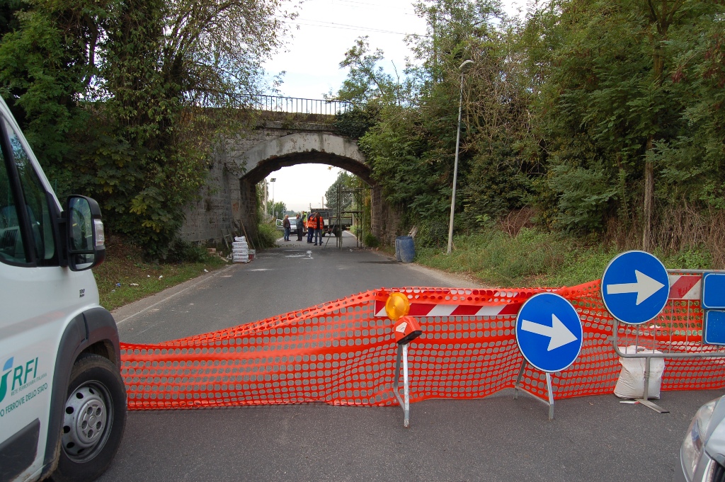 Autocarro urta il ponte ferroviario, chiuso un tratto della Maremmana