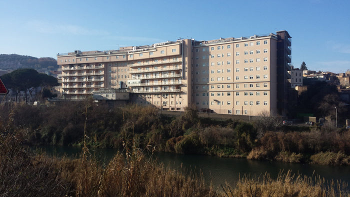 Ladro arrestato nell’ospedale, stava forzando l’armadietto di un medico