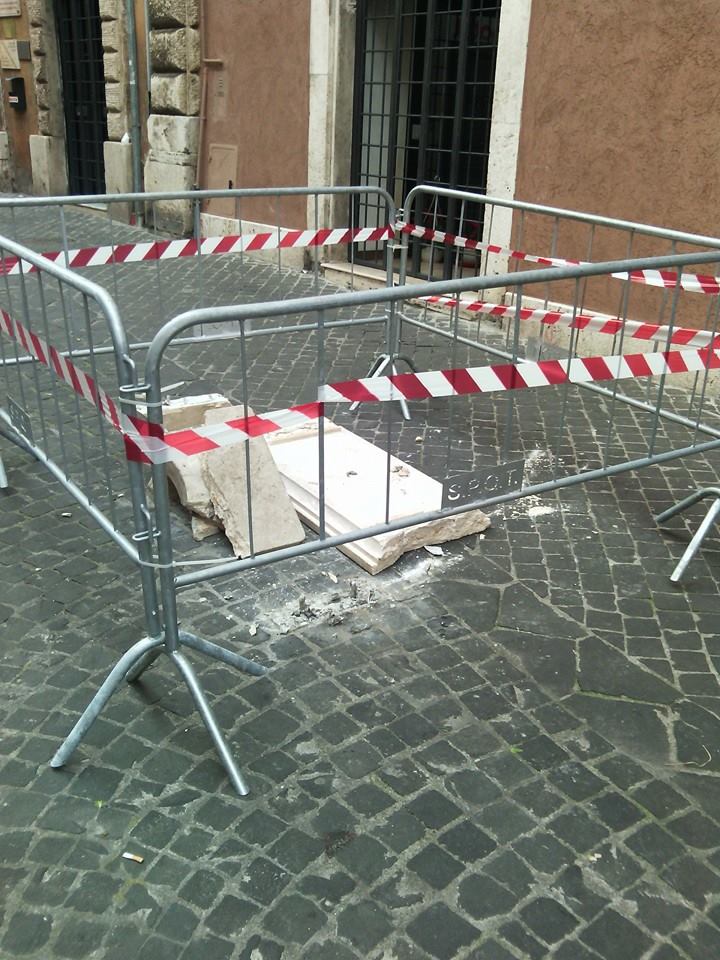 Tivoli: auto entra nell’area pedonale, distrutta panchina