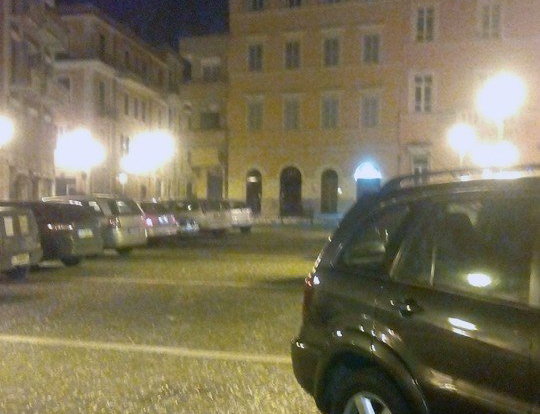 Parcheggio selvaggio nel centro storico, residenti sul piede di guerra
