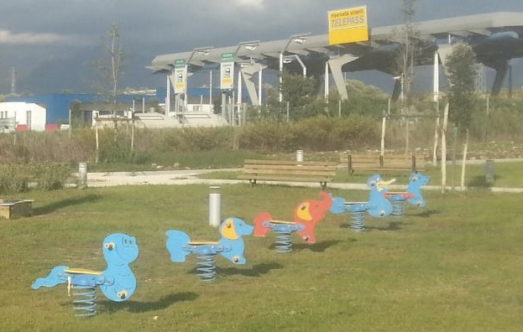 Parco giochi tra autostrada e discarica, polemiche a Guidonia