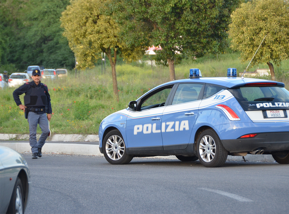 Su tutte le furie picchia la moglie e i poliziotti, poi viene arrestato
