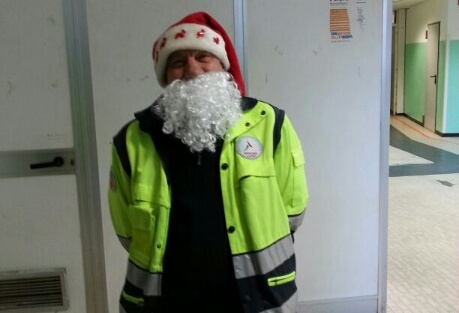 Volontari di protezione civile in corsia per portare i regali di Natale
