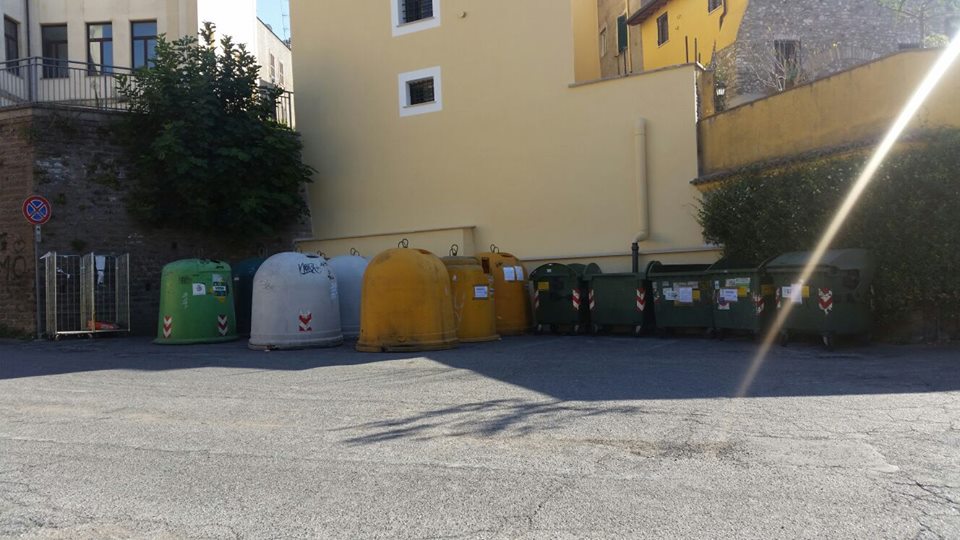 Spostati i secchioni e le campane davanti all’Ospedale di Tivoli