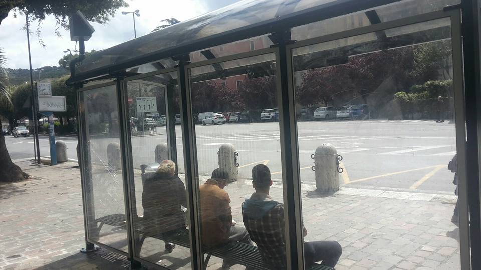 Il “retake” sbarca a Tivoli, pur se da solo volontario pulisce pensilina