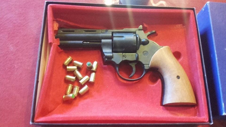 Distrutta la pistola “a salve” ritrovata in Municipio sul fondo di un armadio