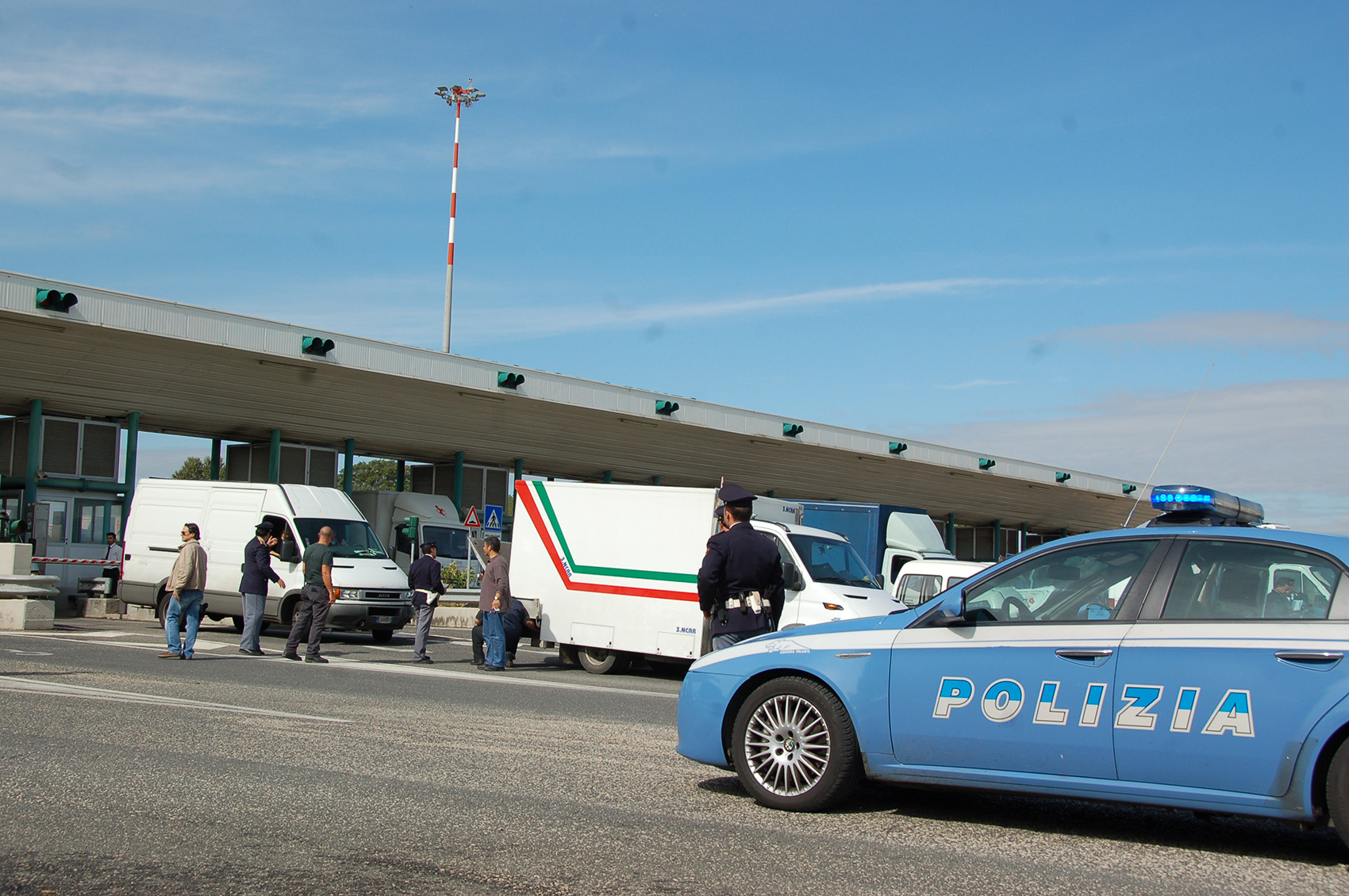 Pattuglione della polizia al Car, egiziano guidava camion senza patente