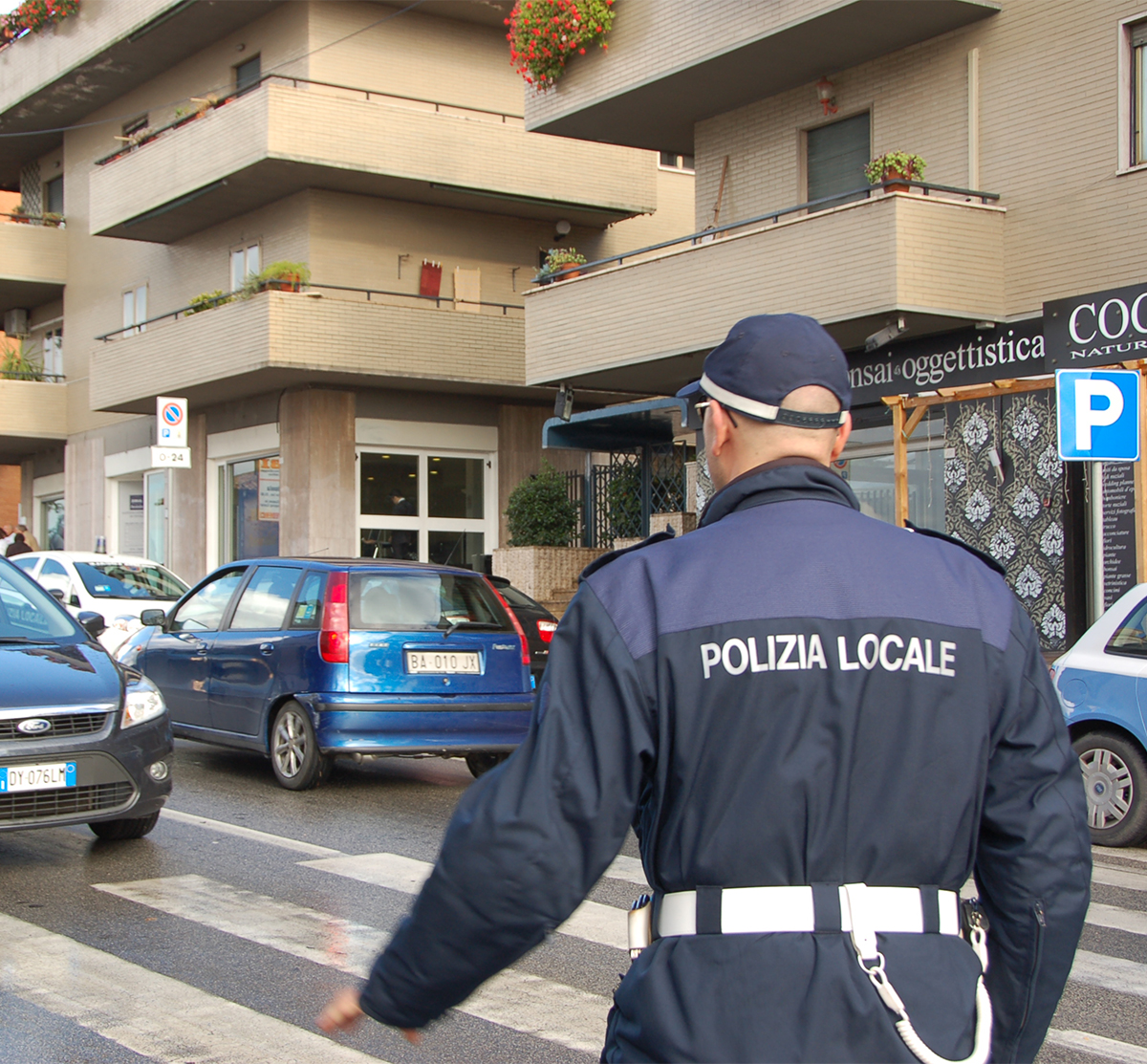 Mezzo in avaria, circolazione bloccata alla fine di via Acquaregna. Traffico deviato