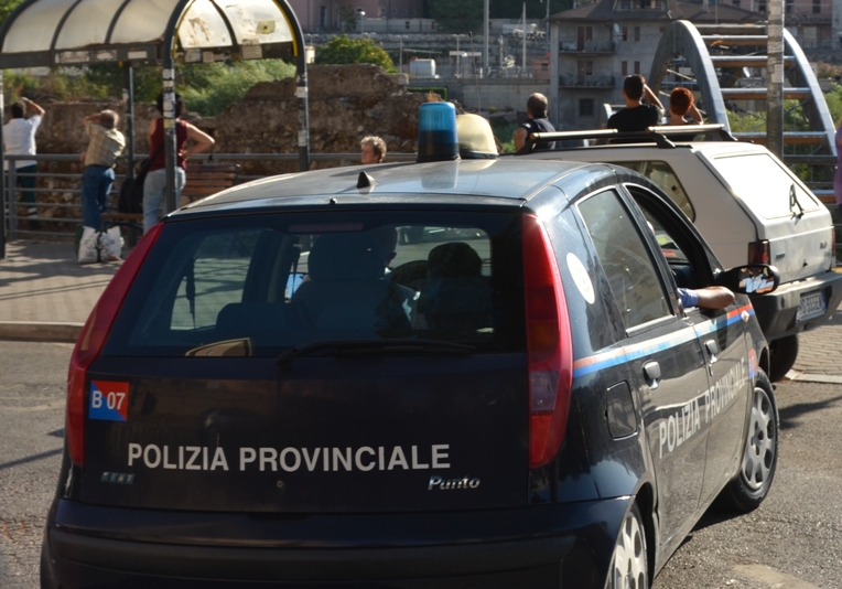 Tivoli Terme: ubriaco aggredisce ad ombrellate due agenti della polizia provinciale