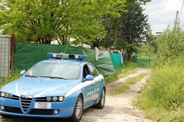 Esce di casa con tutto il suo oro per paura dei ladri, ma lo dimentica al parco