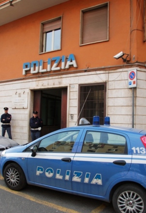 Spacciatore si faceva pubblicità con i biglietti da visita, sgominato giro di spaccio lungo l’Empolitana