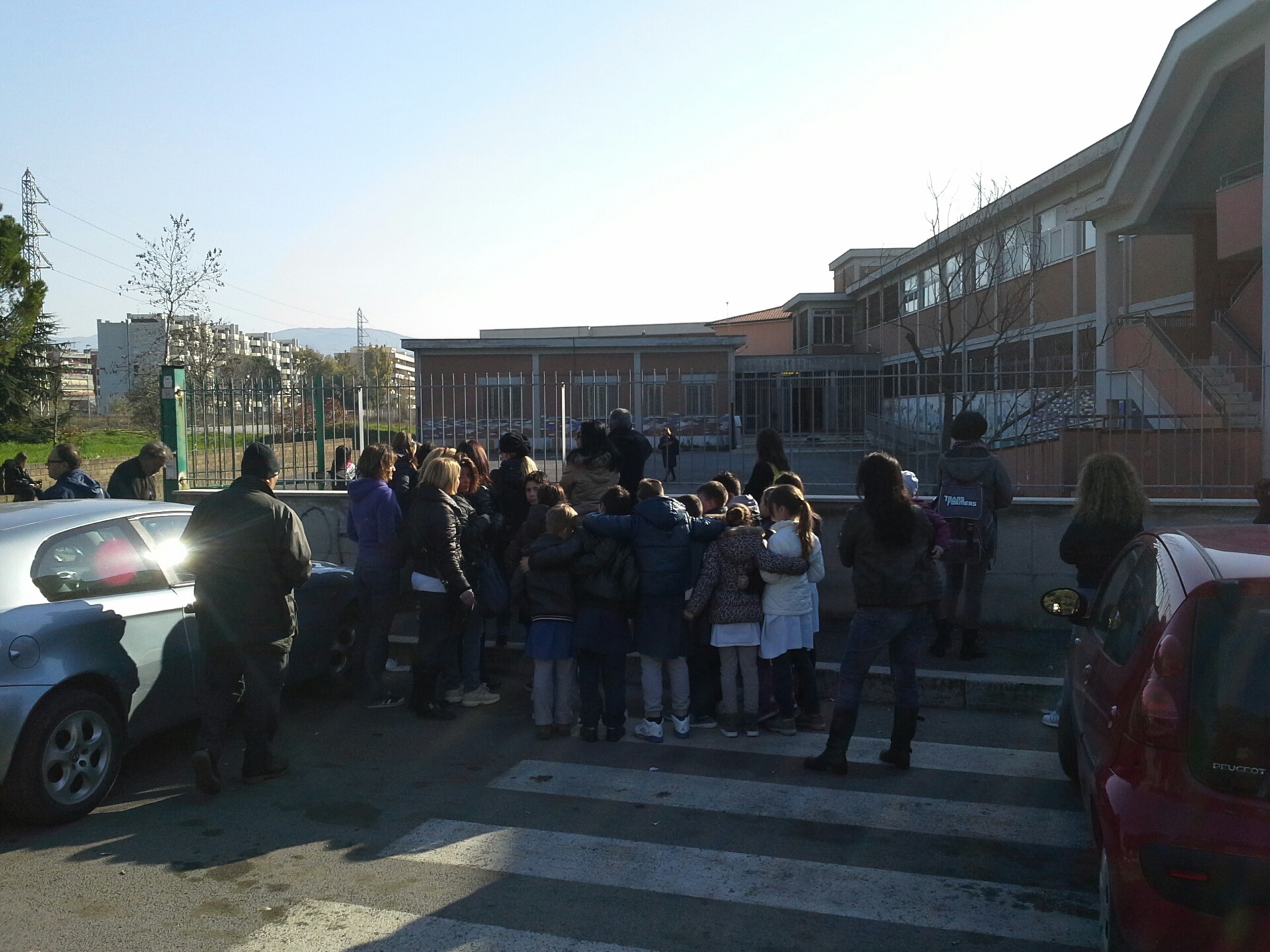 Bambini della baraccopoli entrano a scuola, ieri la protesta