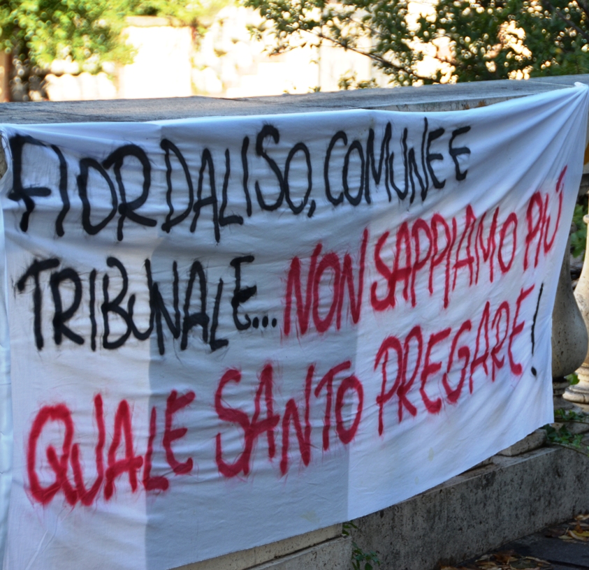 Tribunale: protesta dei lavoratori della ditta delle pulizie, da 6 mesi senza stipendio