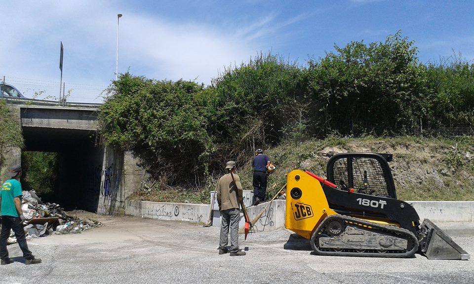 Vicovaro: l’amministrazione pulisce il parcheggio dei pendolari e ne chiede la gestione