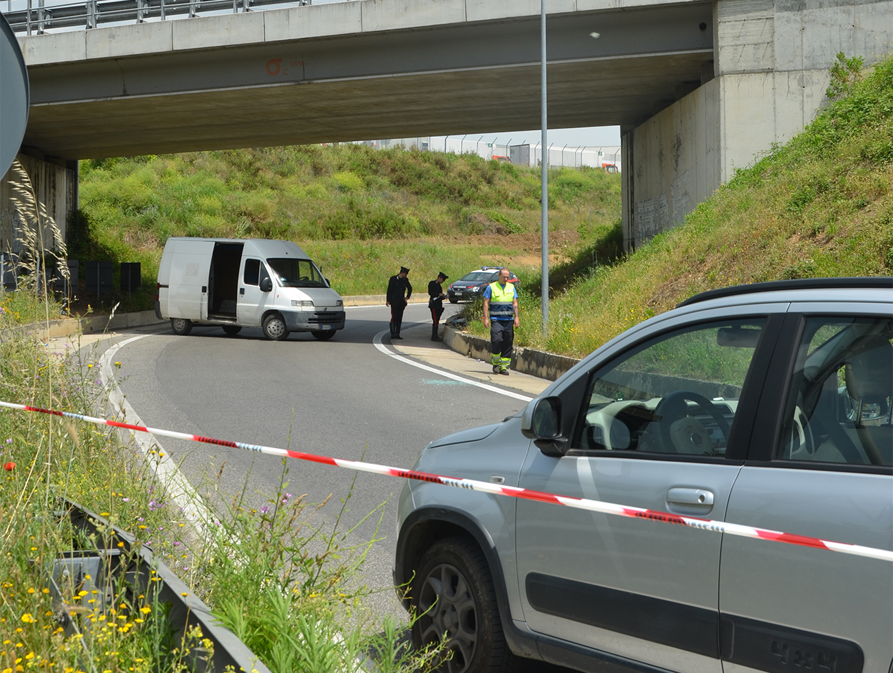 Agguato in strada, rapinato e ferito un commerciante del Car