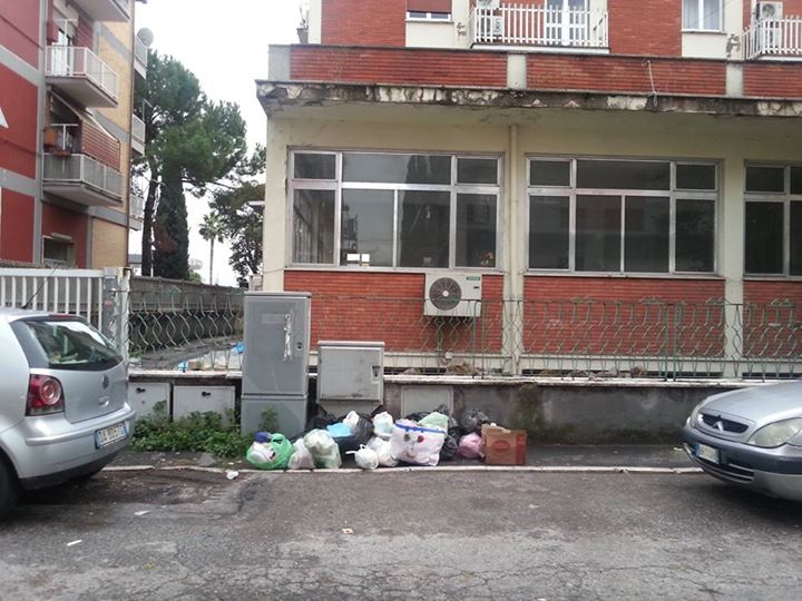 Inciviltà a Tivoli Terme. Buttano rifiuti anche dove i cassonetti sono stati tolti