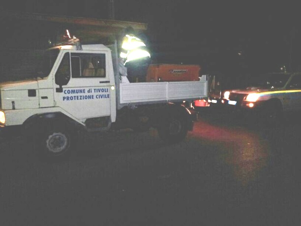 Perdita d’acqua in via Acquaregna, sale contro il ghiaccio