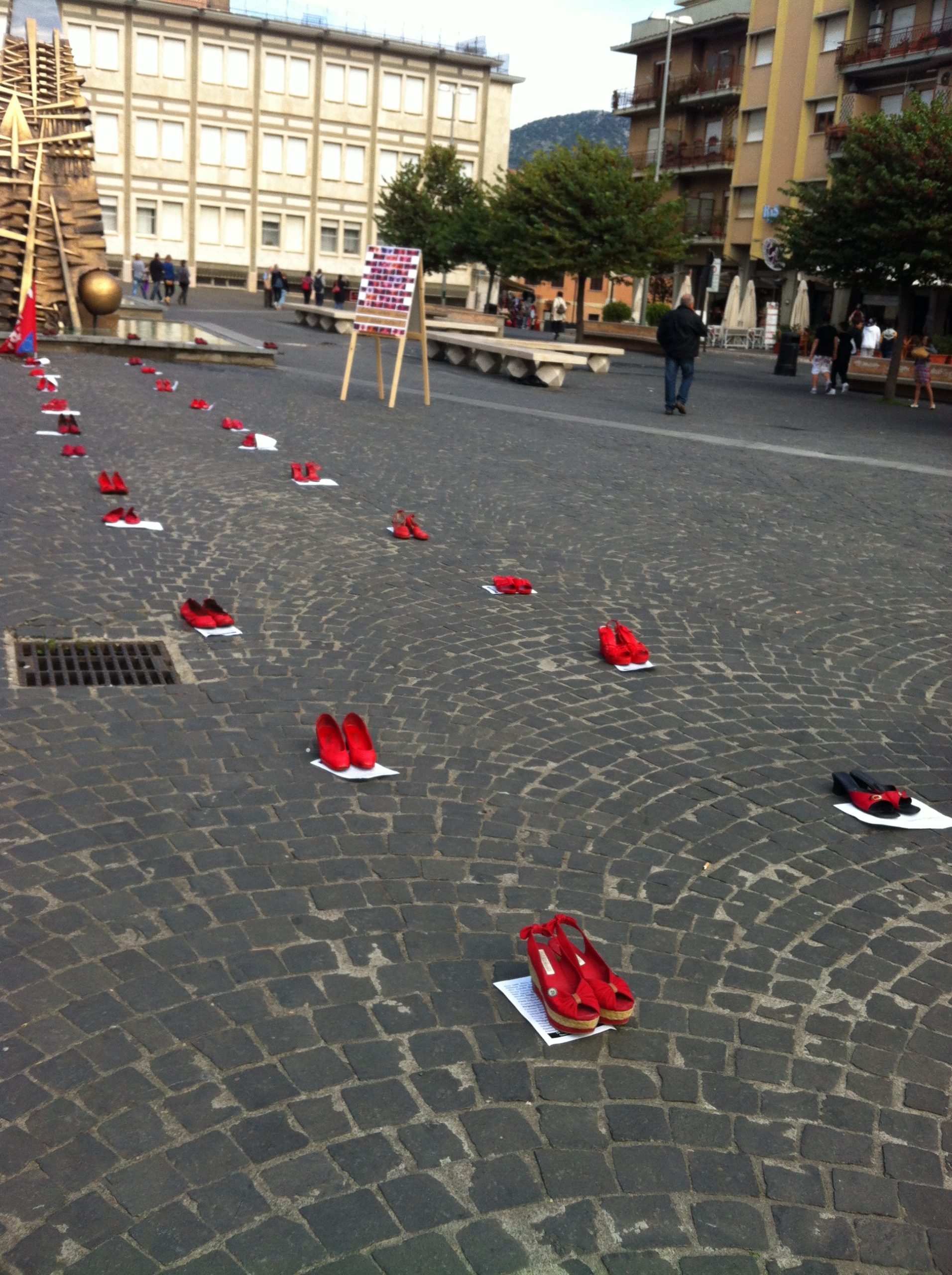 A Tivoli “Scarpe rosse” contro la violenza sulle donne