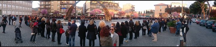 Il mondo della scuola contro la riforma, flash mob sotto l’arco dei Padri Costituenti