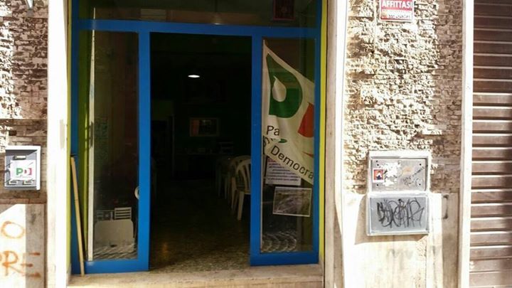 Appena inaugurata e subito “presa di mira”, rubate le bandiere del Pd davanti alla nuova sede