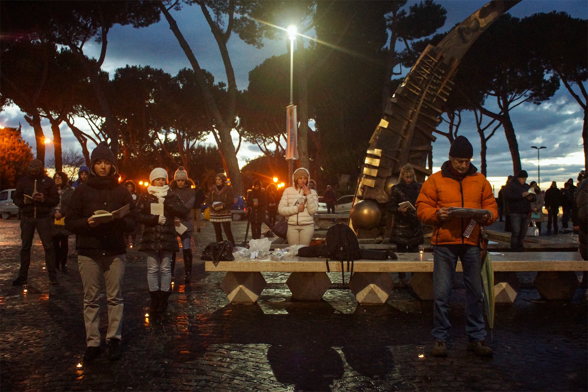 Unioni gay, Tivoli divisa in due tra “sentinelle” e cuori rossi