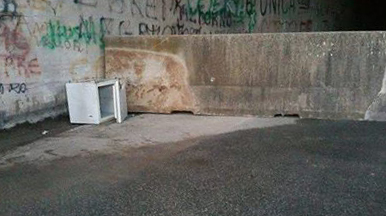 La mattina puliscono la discarica, la sera spunta un frigorifero