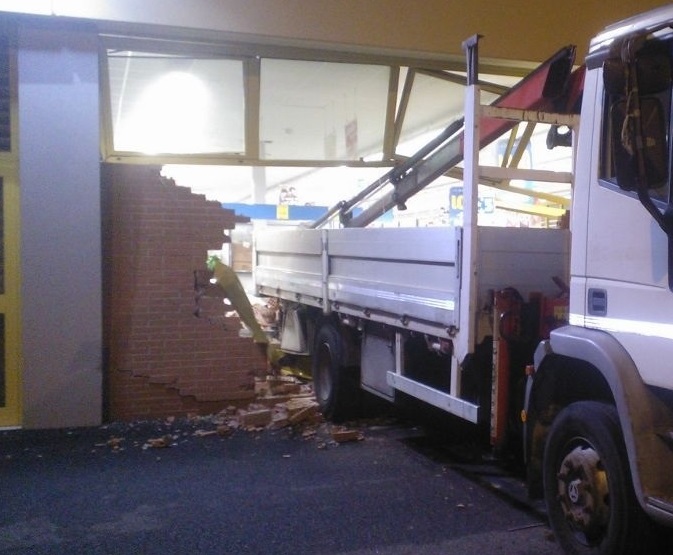 Tentata “spaccata” al supermercato. Muro sfondato e ladri in fuga
