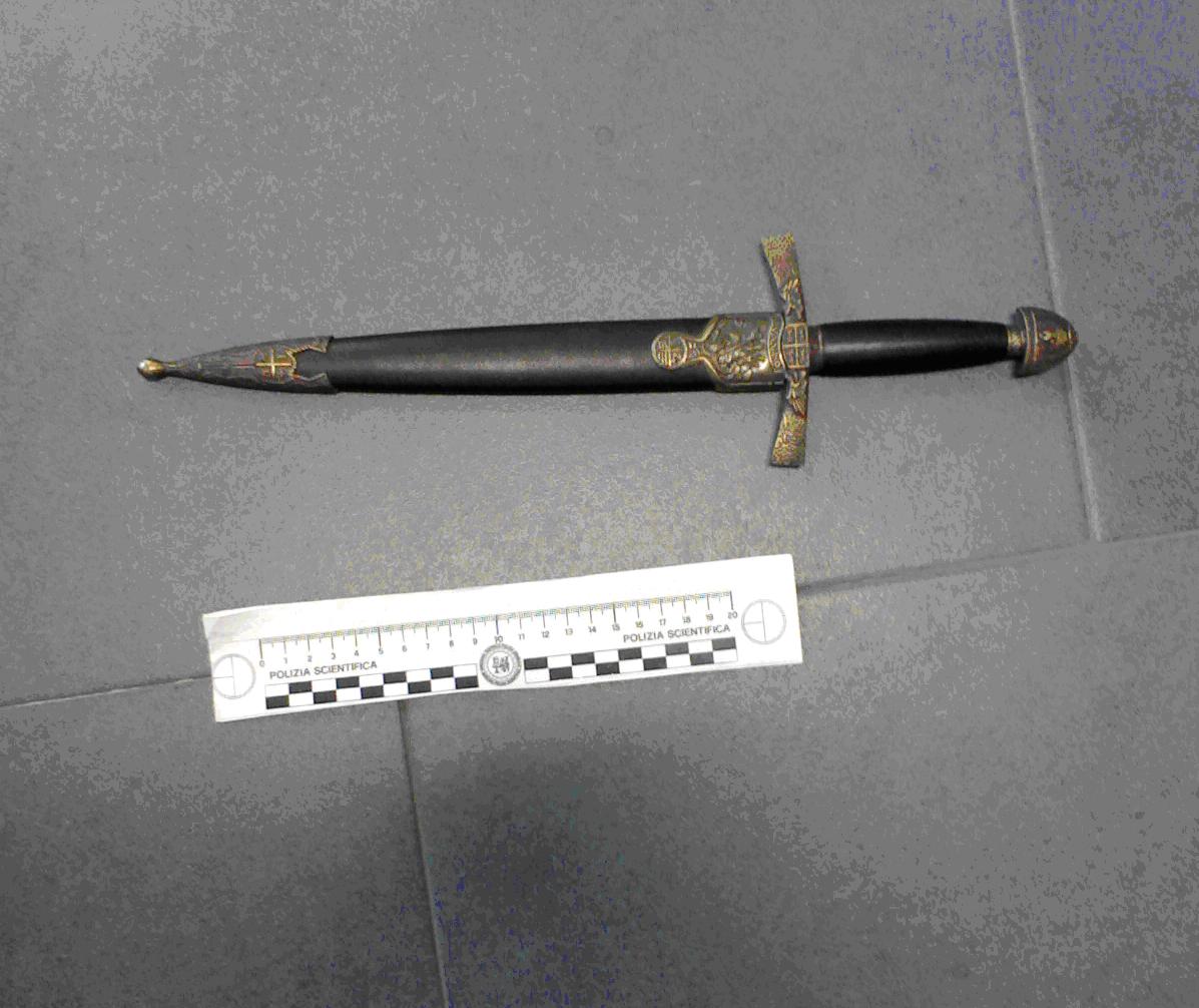 Accoglie il suo “rivale” con una spada, denunciato stalker