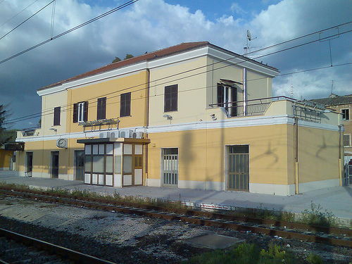 Bulli in azione, per uno smartphone rompono il naso ad un 16enne