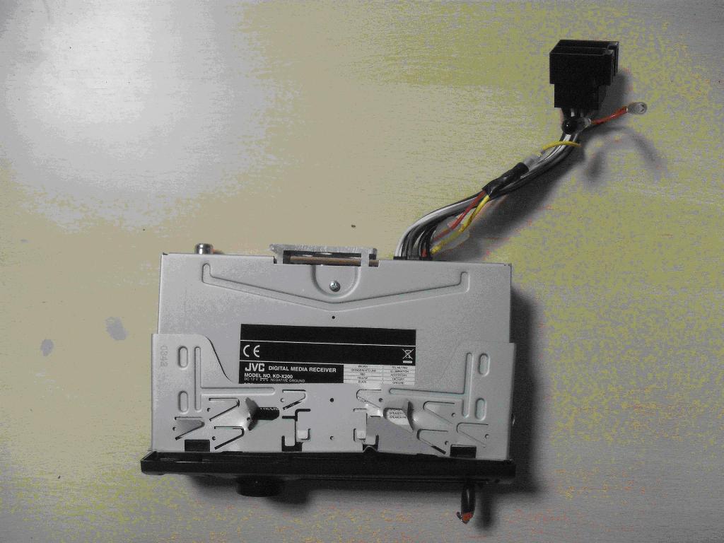 Si nascondeva accucciato tra le auto, preso ladro