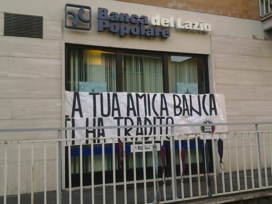 Blitz di Casa Pound contro banche di Tivoli e Guidonia