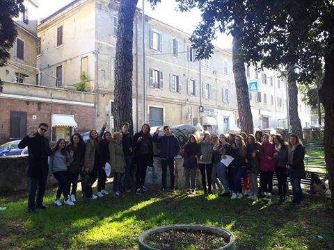 Studenti dell’Isabella d’Este rispuliscono statua di travertino