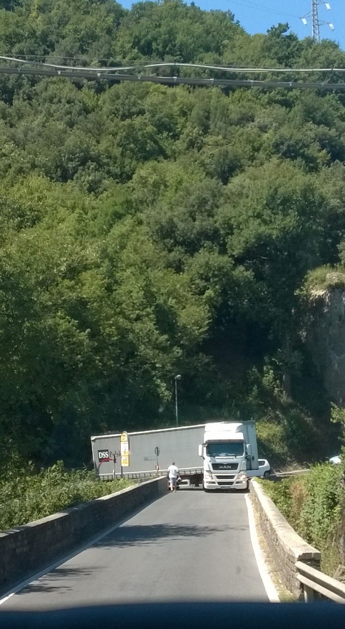 Tivoli, tir cerca di passare sul Ponte degli Arci, traffico in tilt
