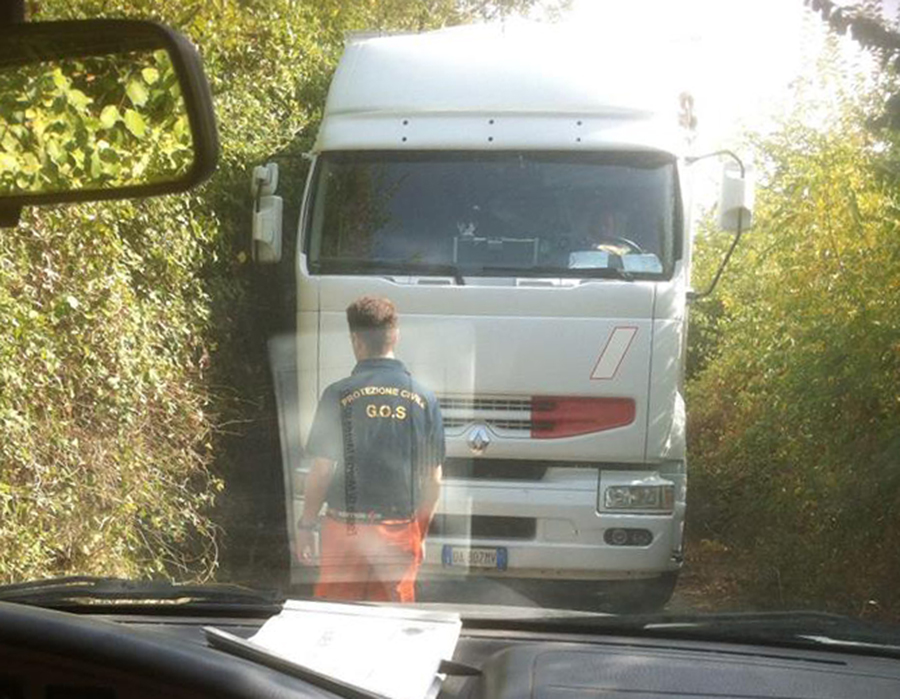 Tir bloccato su strada San Pastore, “salvato” dalla protezione civile
