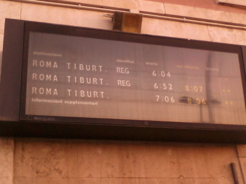 FL2: treni in ritardo e vagoni stracolmi. Ancora una mattinata di passione