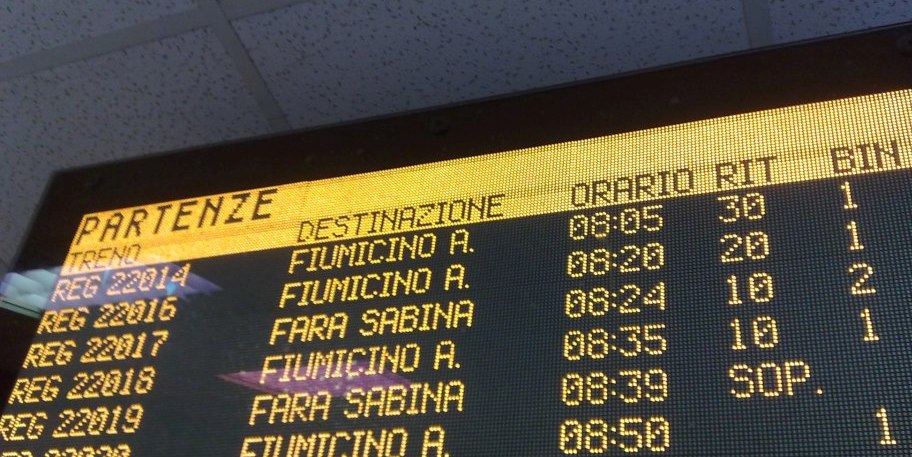 Monterotondo scalo, un uomo si è gettato sui binari trovando la morte, in tilt la circolazione ferroviaria.