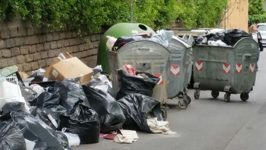 FotoNotizia – Via Carducci a Setteville sommersa dai rifiuti