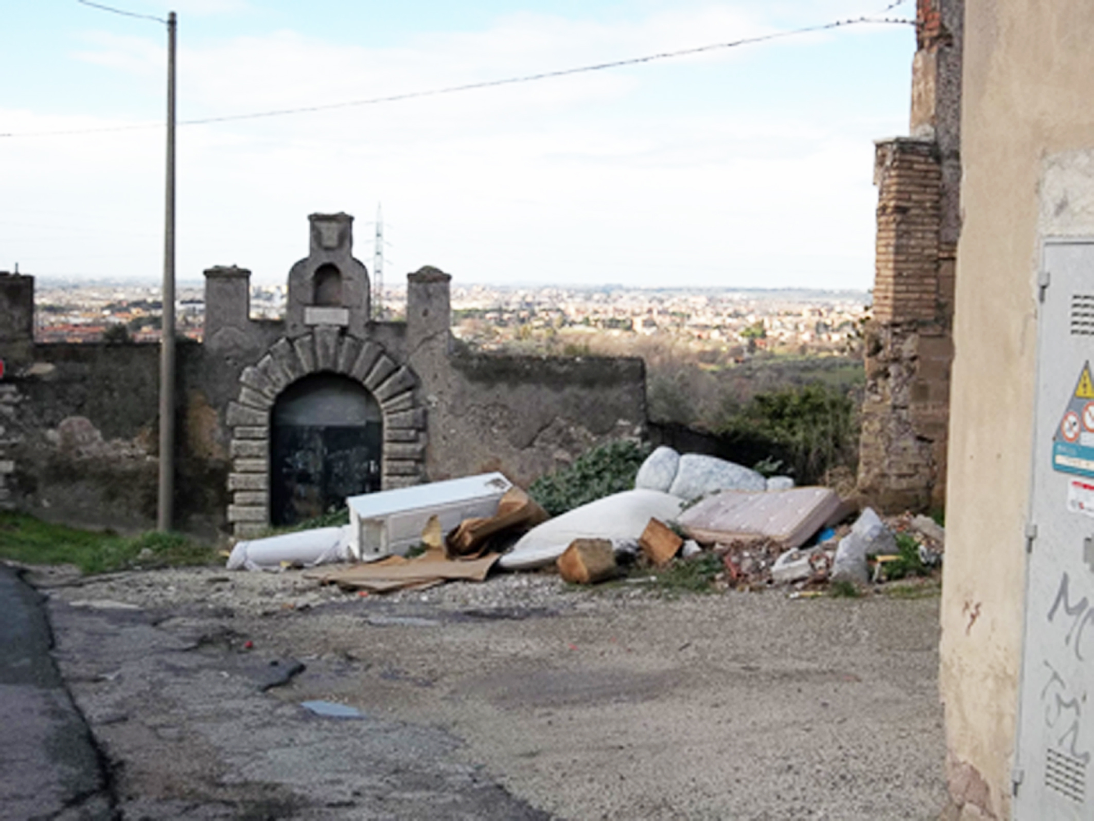 Tivoli, Via degli Orti come una discarica