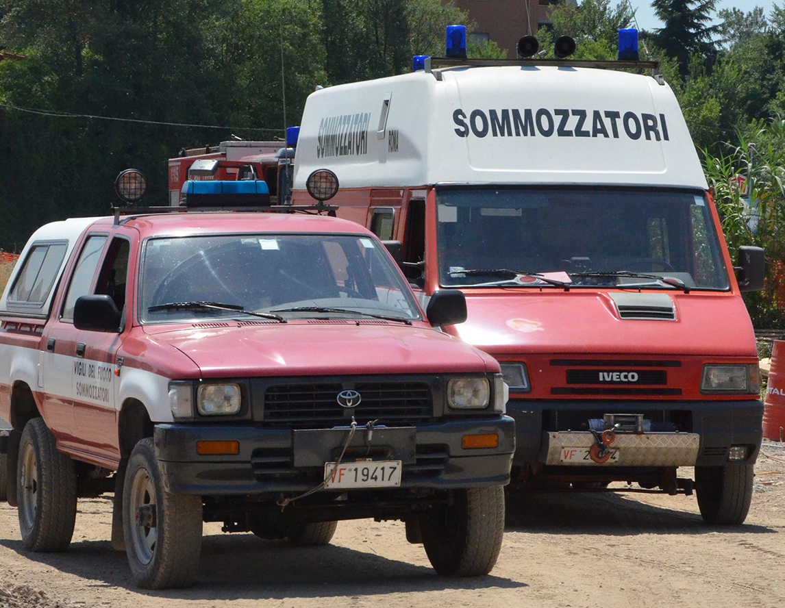L’auto bloccata nell’acqua, donna con le figlie salvata dai vigili del fuoco