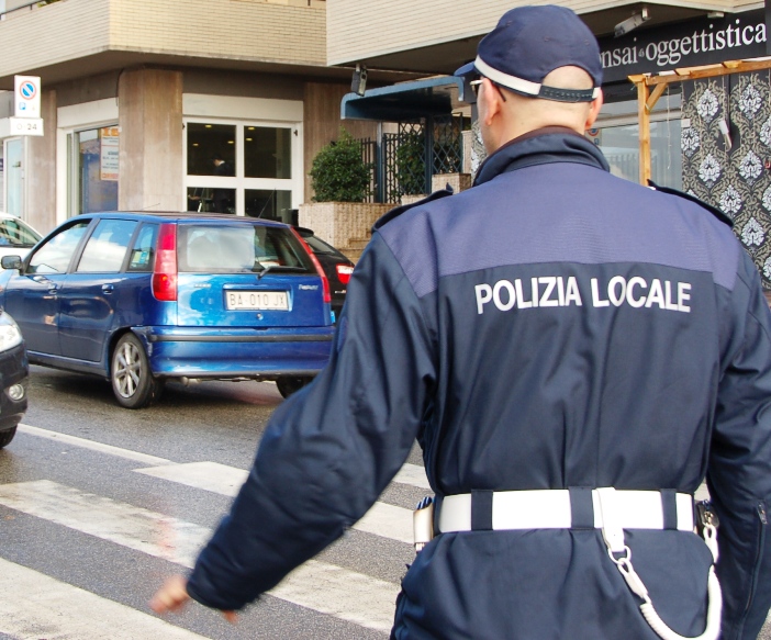 Tivoli: polizia locale sventa furto di auto ed arresta il ladro