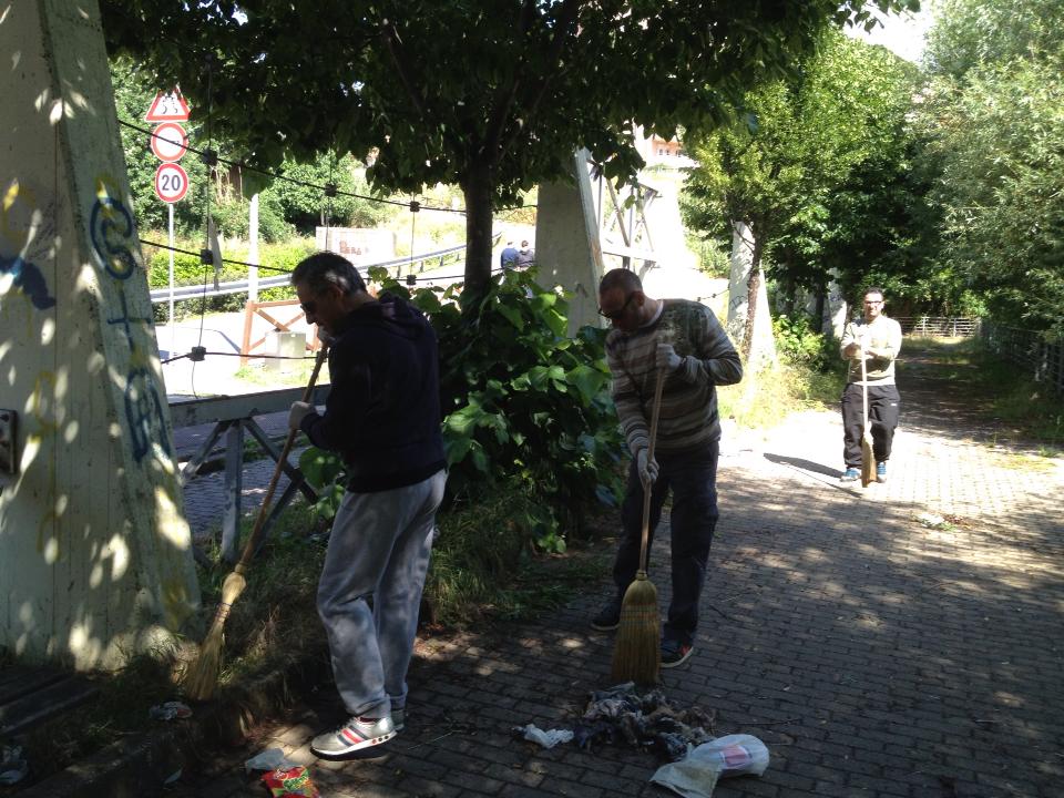 Tivoli, volontari all’opera per ripulire Lungoaniene Impastato